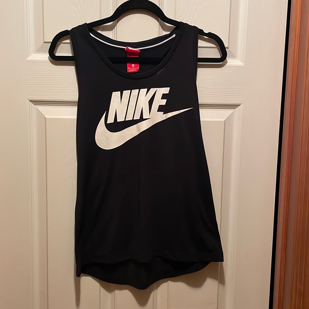 Nike top, size med